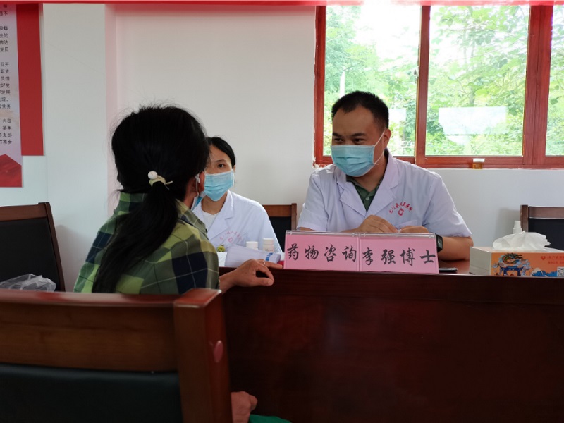 南方医科大学附属第三医院帮扶专家到龙门县龙华镇朗背村对慢性病患者进行用药指导.jpg